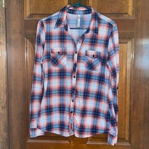 Women’s plaid button up shirt